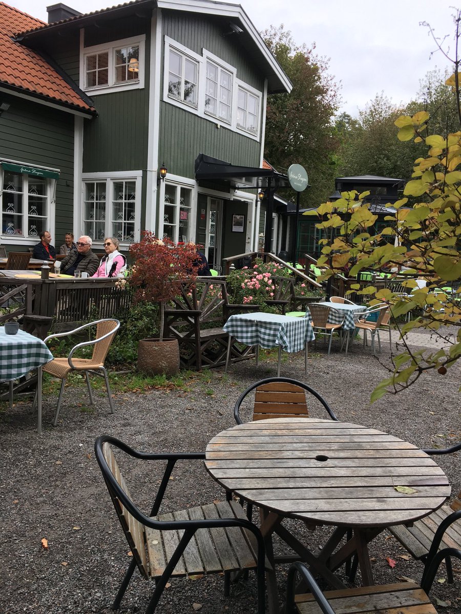 Fikastund på Gröna stugan vid Råstasjön ( Solna-Sundbyberg ). Fint ställe för #paus. 