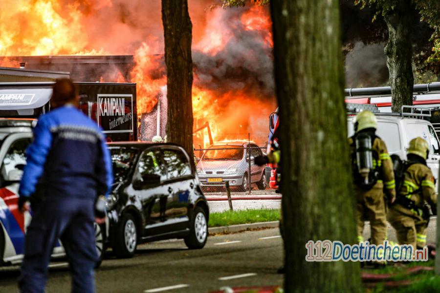 Grote uitslaande brand bij garagebedrijf in #Doetinchem. 112Doetinchem.