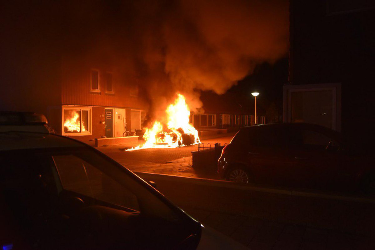 Auto gaat in vlammen op in Steenwijk . | #Overijssel #nieuws Steenwijk