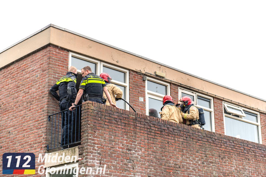 Brandweer redt papegaaien bij woningbrand in Hoogezand..