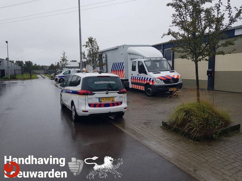 Illegale bewoning en hennepkwekerij bij inval garageboxen