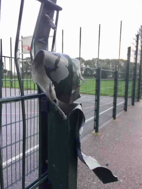 Politie gaat vaker langs speeleiland Enkhuizen, buurt baalt van jonge vandalen..