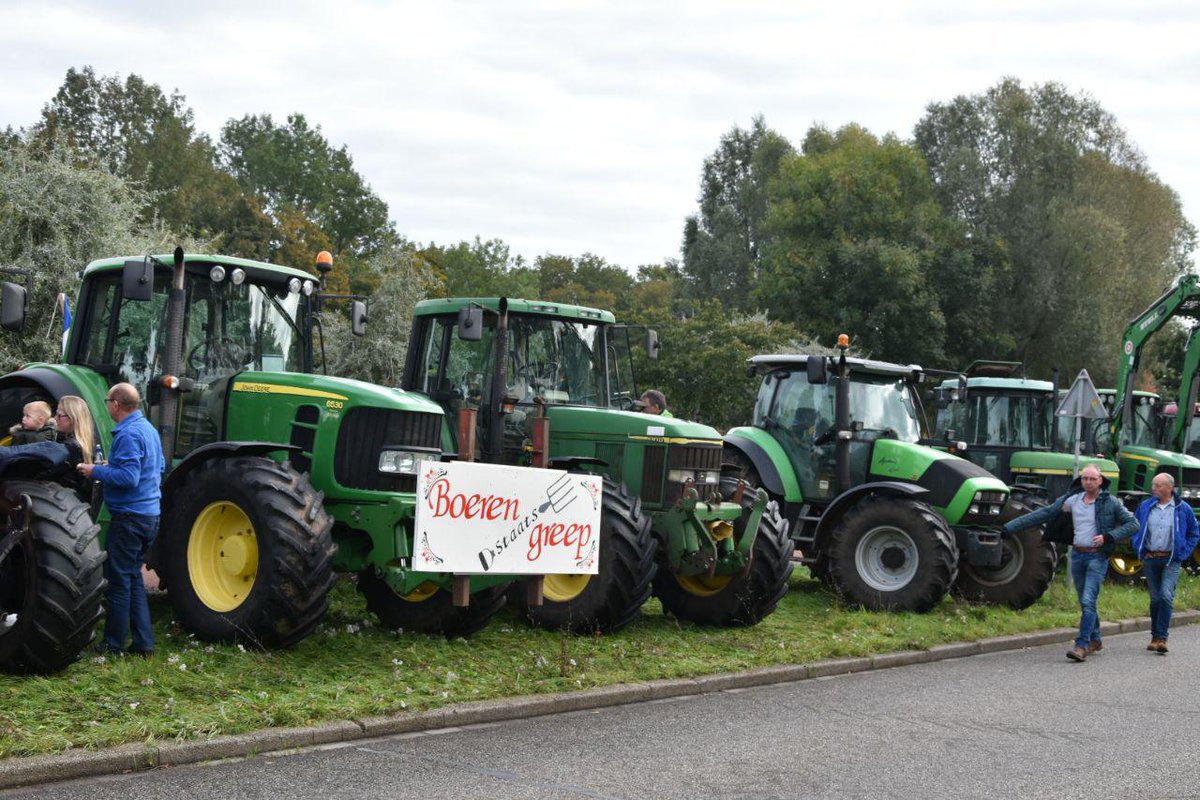 Boeren melden zich bij Provinciehuis in Zwolle voor debat over intrekken stikstofregels .
