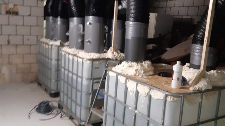 17 oktober 2019,  uur Voor meer dan een miljoen euro aan cocaïne gevonden in Heeswijk-Dinther De politie heeft in de cocaïnewasserij in aanbouw in Heeswijk-Dinther tientallen kilo's onverwerkte cocaïne gevonden. De drugs hebben een straatwaarde van.....