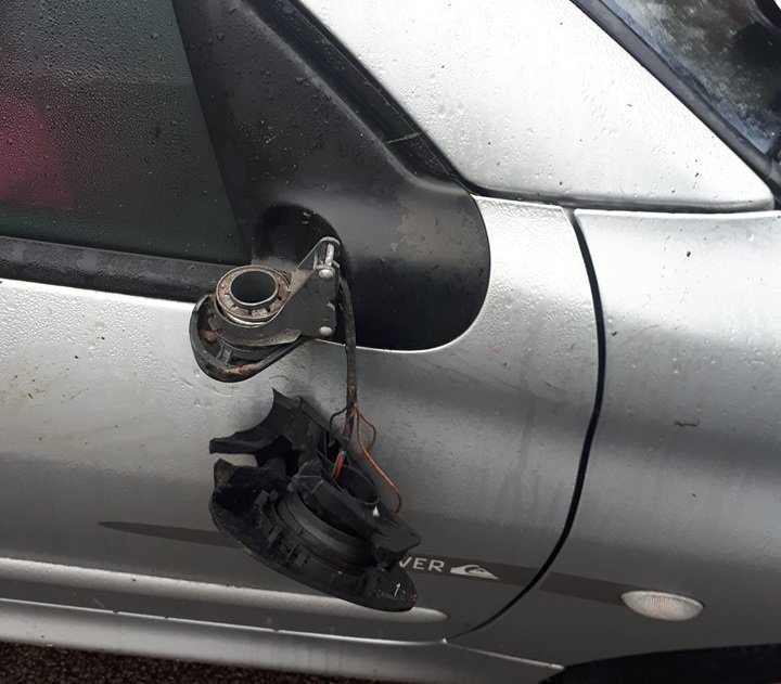 Politie zoekt getuigen van vernielingen aan voertuigen en straatmeubilair in Hengelo .