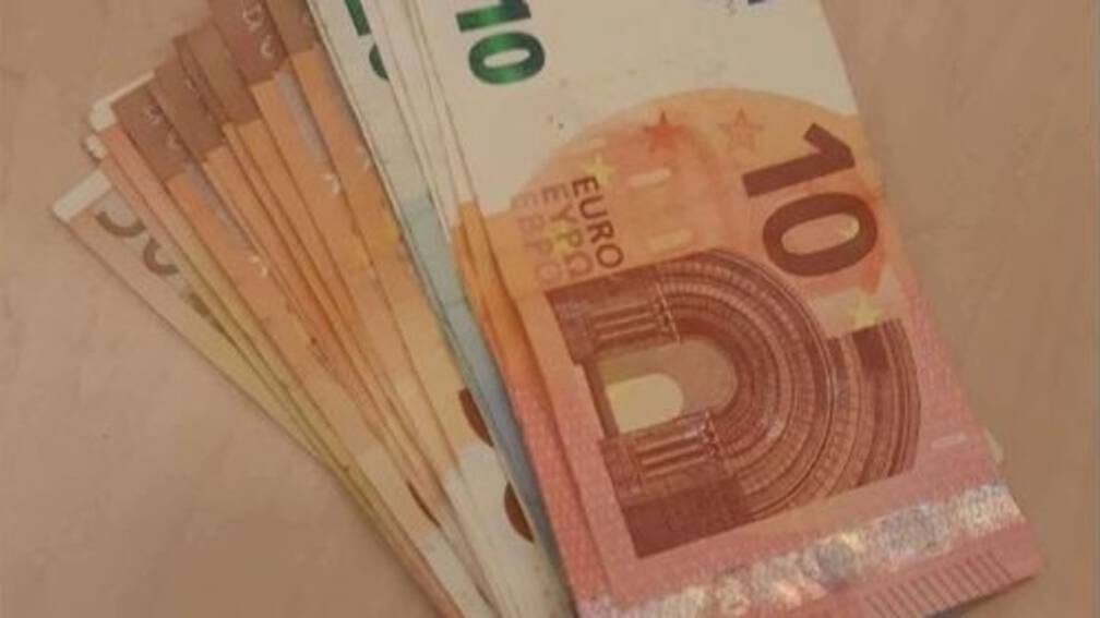 Man brengt honderden gevonden euro's naar politiebureau. . De politie in Wageningen is op zoek naar iemand die meer dan 500 euro aan bankbiljetten in een pinautomaat heeft laten zitten.