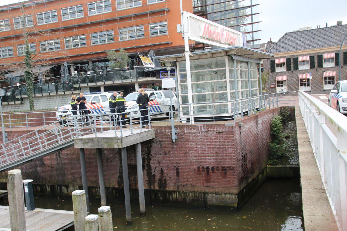 Politie duikt naar door verdachte weggeworpen 'voorwerp' in stadsgracht Zwolle .