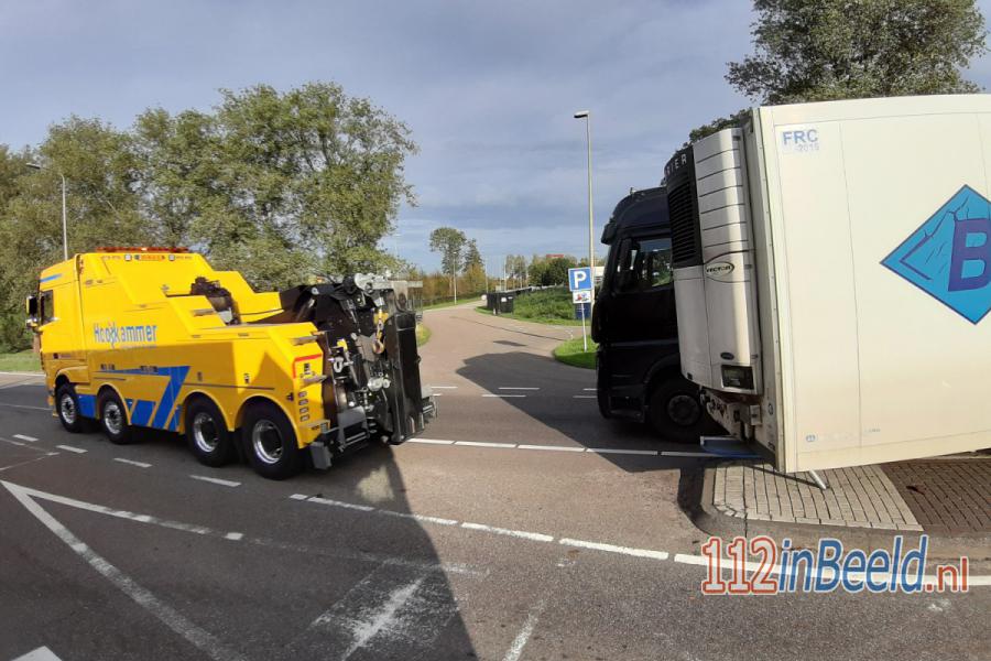 Verkeerschaos nadat vrachtwagen zijn trailer verliest op de Kranenburgweg in #Zwolle. 112 in Beeld.