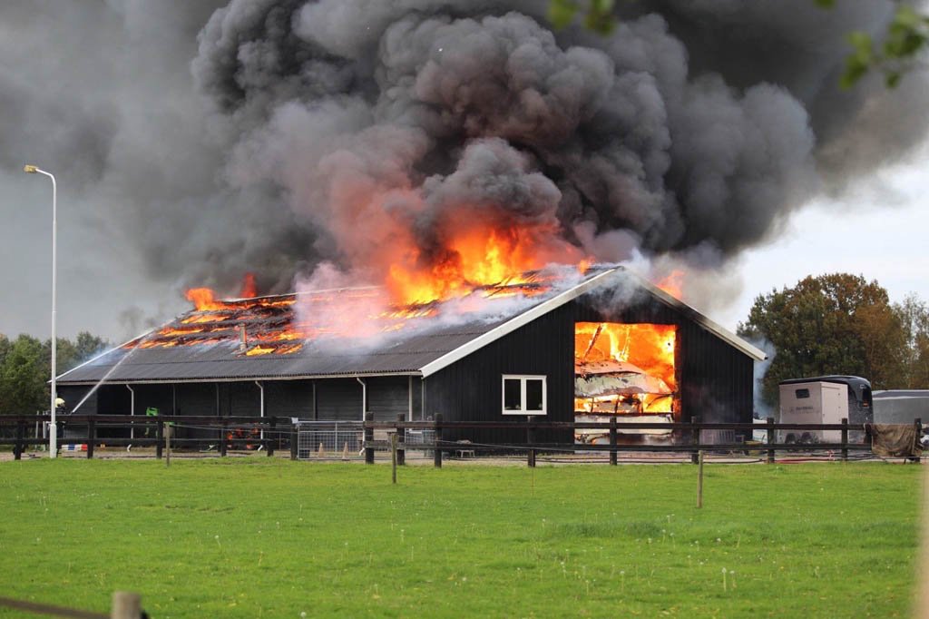 Grote brand bedrijfsloods Burgum,..