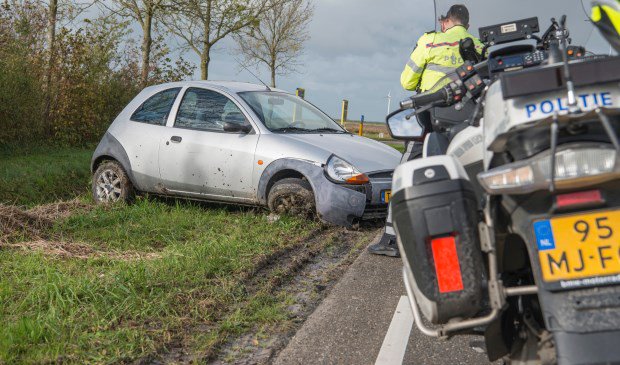 Auto belandt in berm na eenzijdig ongeval in Sint Philipsland -..