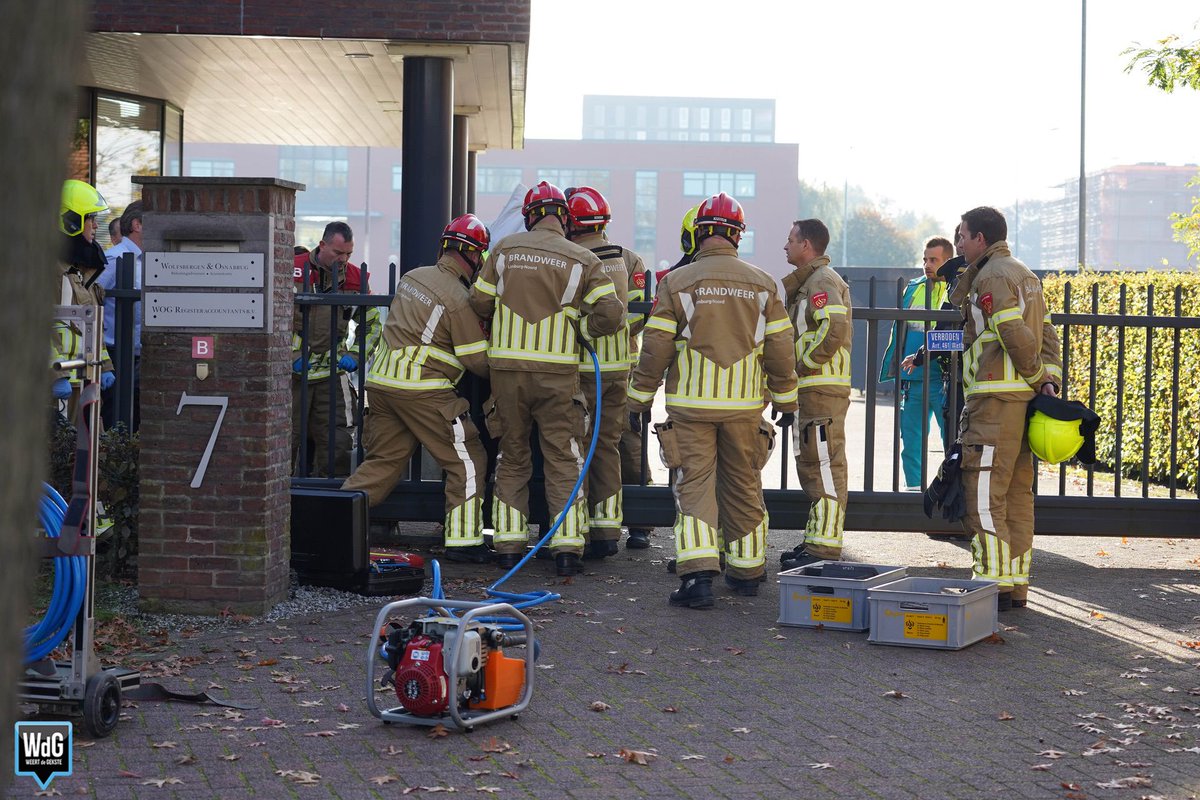 Vrouw zit klem in poort: brandweer schiet te hulp..