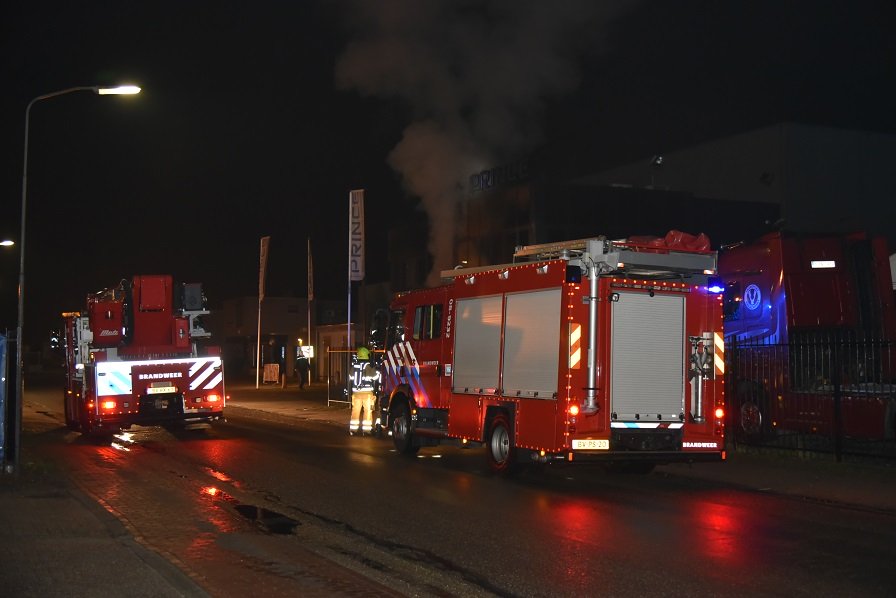 Explosie voorafgaand grote brand bedrijfspand Weurt; brandstichting..