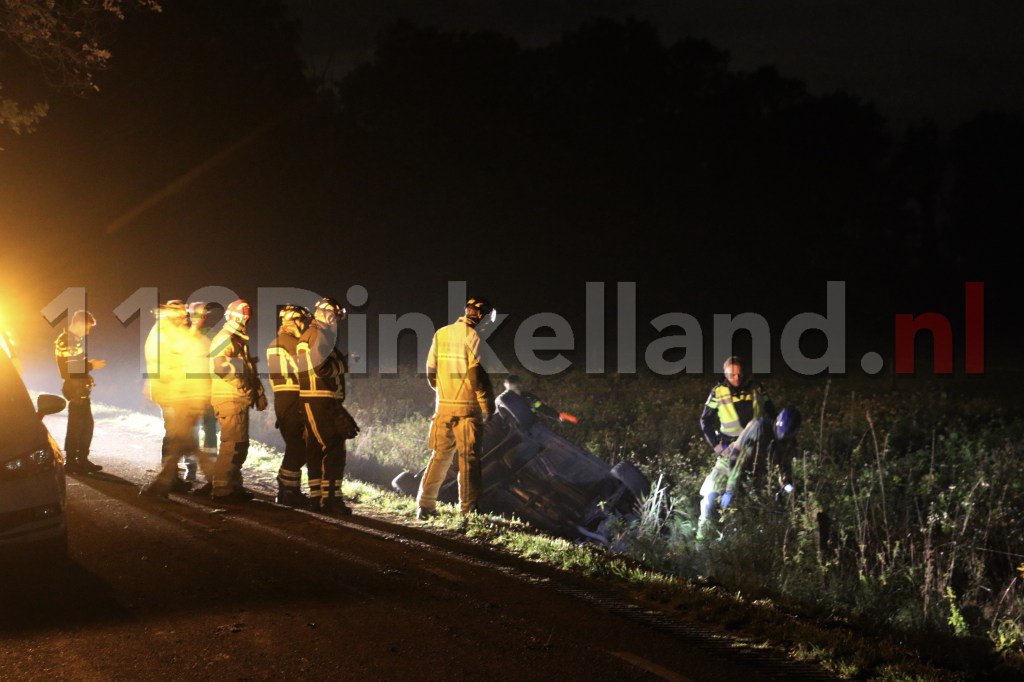 Hulpdiensten treffen auto op kop aan in sloot; bestuurder spoorloos..