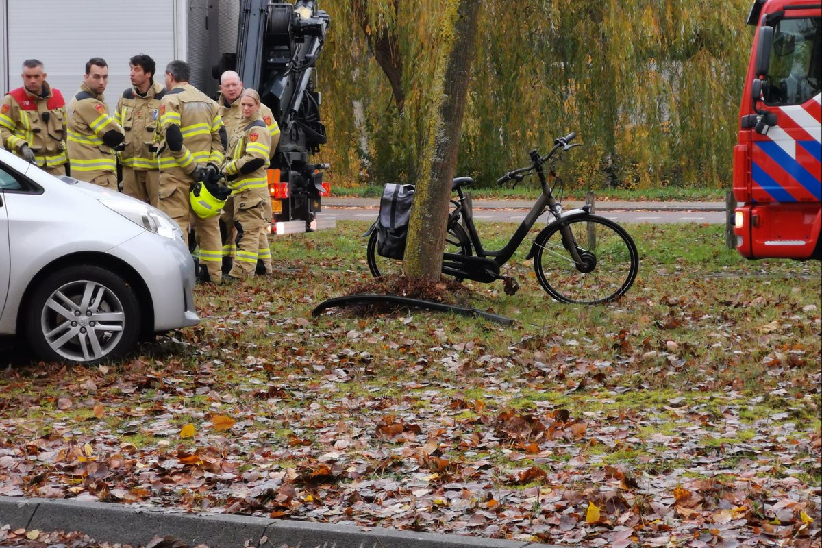 Fietser vast onder auto na aanrijding..