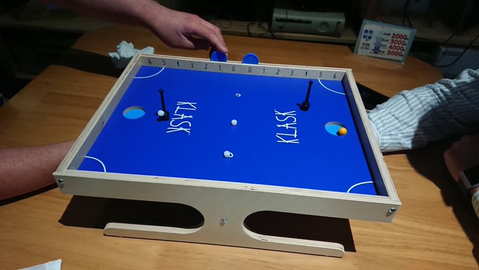 お客様持込みのクラスクプレイ中エアホッケーのちょっと進化系です!#ボードゲーム #とらあん #熊本 #さいころくらぶ お客様持込みのクラスクプレイ中エアホッケーのちょっと進化系です!#ボードゲーム #とらあん #熊本 #さいころくらぶ
