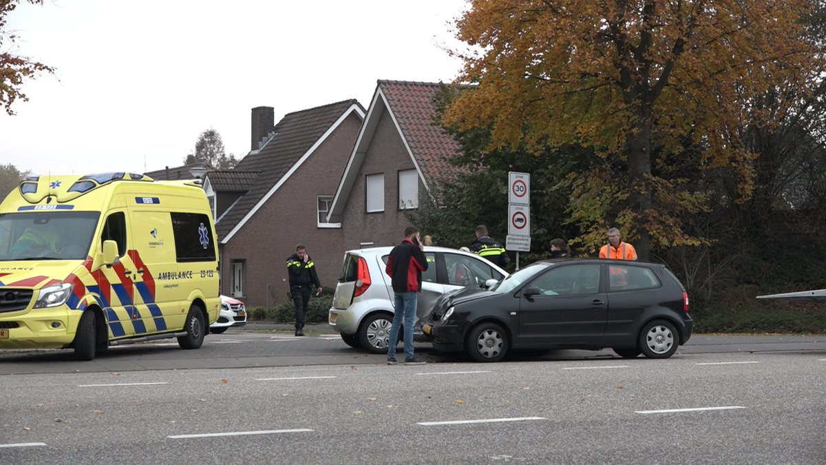 Blikschade bij aanrijding op Stationsstraat Horst. ..