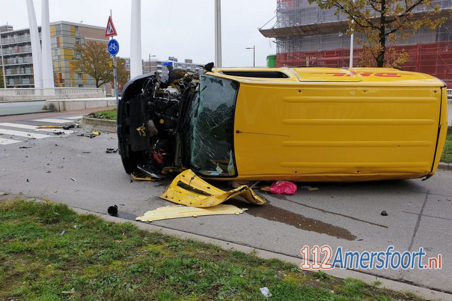 DHL bus op z'n kant na aanrijding in #Amersfoort. 112Amersfoort.