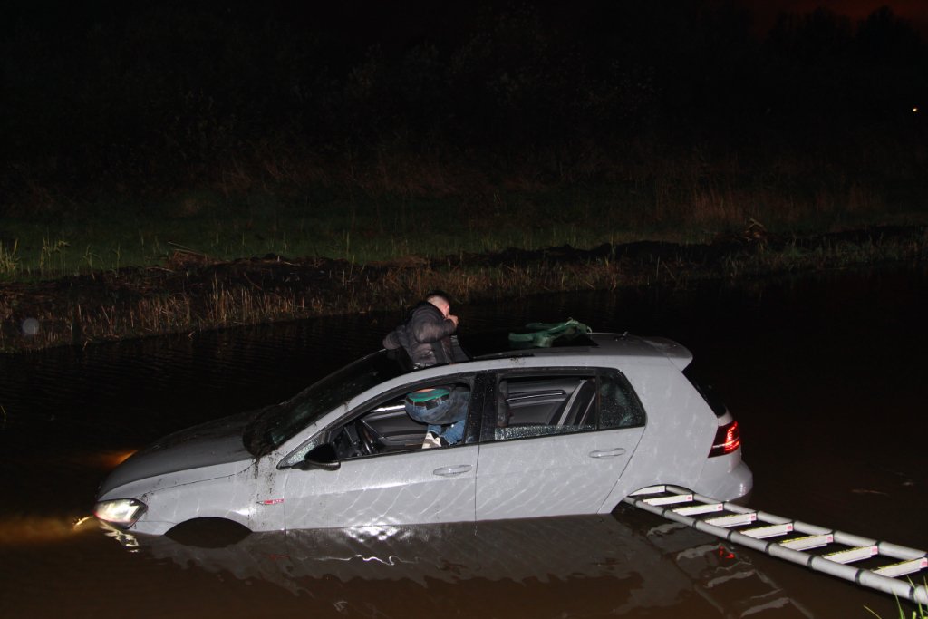 Auto te water op Woudweg tussen #Vlaardingen en #Schiedam..