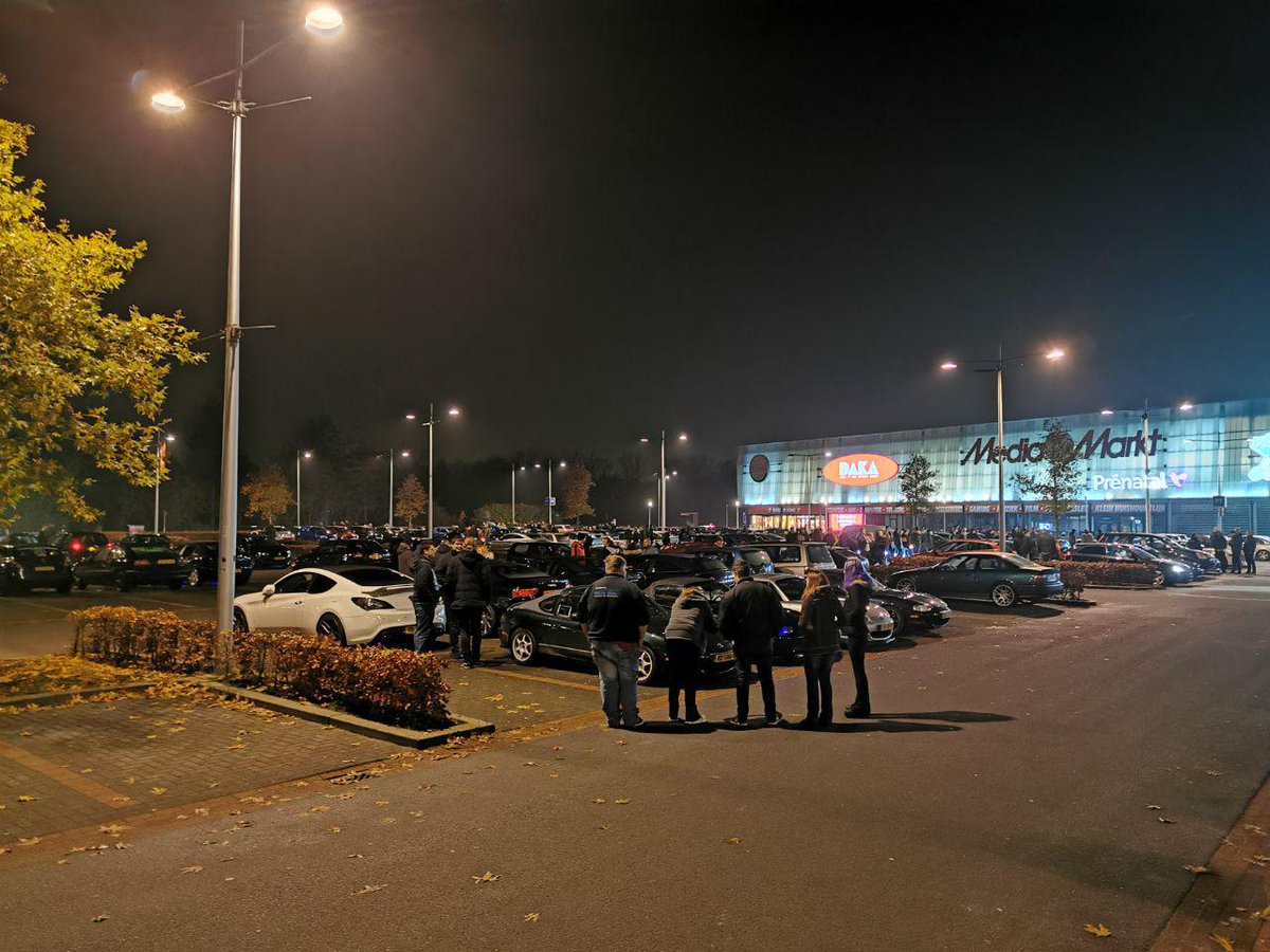 Autoliefhebbers massaal naar Apeldoorn na ingrijpen door politie..