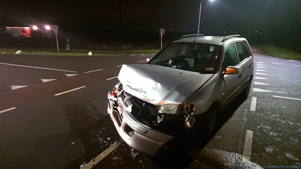 Veel schade bij botsing tussen twee auto's op kruising van de Gedeputeerde Laanweg Andijk..