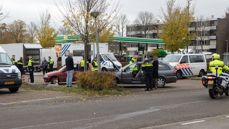 Tijdens een verkeerscontrole van politie, Belastingdienst en RDW in Maastricht zijn dinsdag 25 mensen langs de kant gezet.