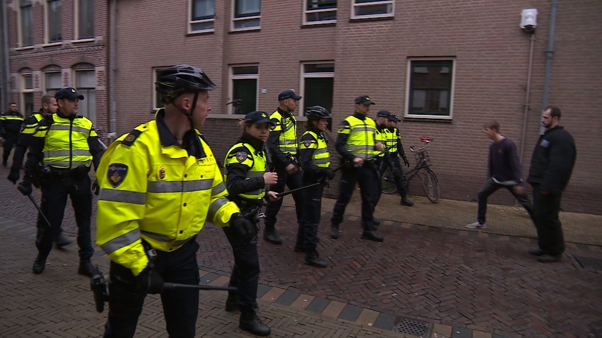 Rellende studenten en bijtende honden, politie oefent in Harderwijk..