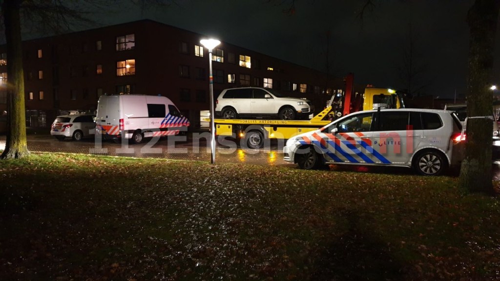 Video: Politie laat twee auto's afslepen in Enschede..