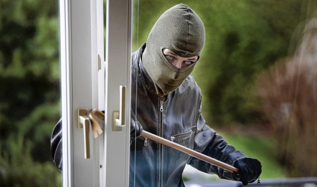 Bewoonster betrapt inbreker, politie zoekt getuigen [EDE] De politie zoekt getuigen van een woninginbraak in Ede.