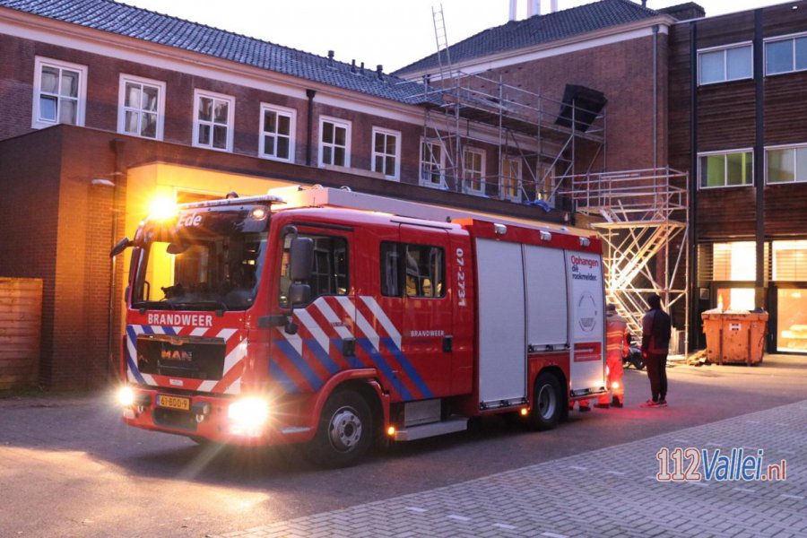 Voorbijgangers zien rook van dak Xenos in #Ede. 112Vallei.