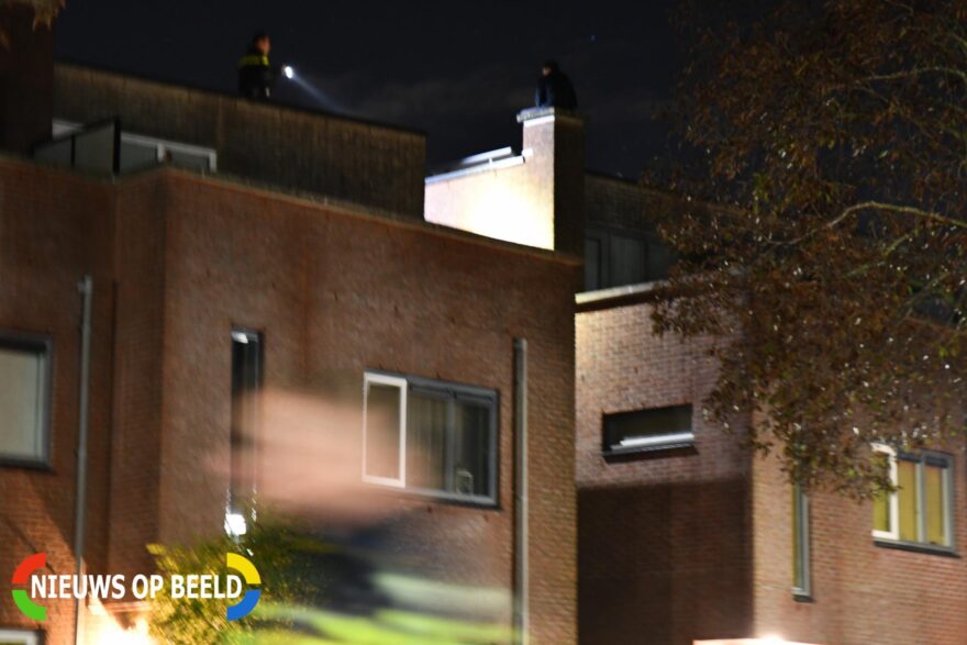 Verwarde man zit op schoorsteen Rondostraat Hellevoetsluis -..