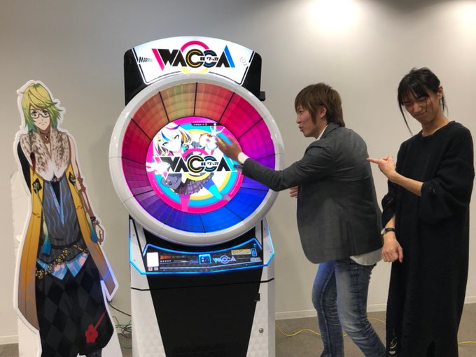 ふむふむ…360度のタッチパネルを使って、体全体を動かして遊ぶリズムゲームなんですね。輪に包まれるような感覚で遊べるので ふむふむ…360度のタッチパネルを使って、体全体を動かして遊ぶリズムゲームなんですね。輪に包まれるような感覚で遊べるので