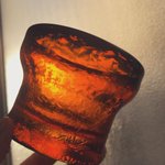 霜が降りたような、鳥の羽根の様にも見えるこの模様はガラスに膠を用いる事で生じる。収縮という自然現象が織りなす模様は一つとして同じものは無い。
更に進化させた結霜グラス/FP 誕生
ワンフェスでは初売り!
#結霜ガラス #ワンフェス2020冬 #WF2020 #ワンフェス #wf2020w https://t.co/wi0bHF0Ud1