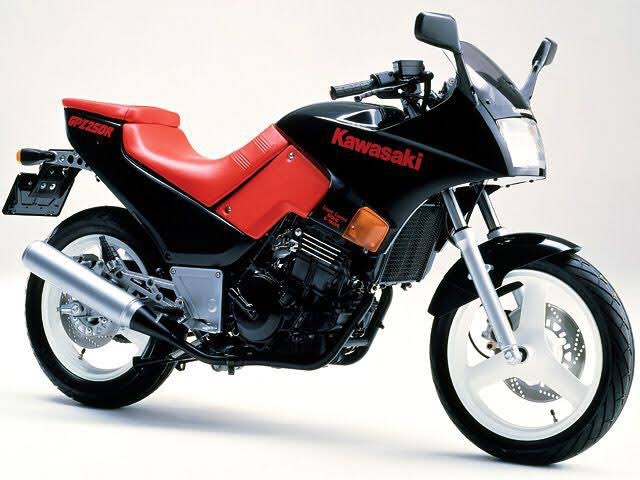 カワサキ・GPZ250R通称 鳩サブレ時代を先取りしすぎたバイク。わずか２年で生産終了となり後継のGPX250Rにその座