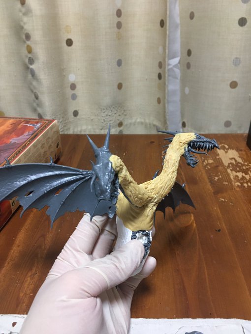 ケイオスドラゴン自作工程とりあえず練った分のエポパテ使い切るために翼を付けるところまでやって今日は終了そのうち翼膜の表面 ケイオスドラゴン自作工程とりあえず練った分のエポパテ使い切るために翼を付けるところまでやって今日は終了そのうち翼膜の表面