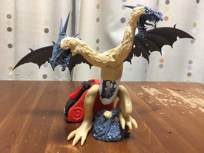 ケイオスドラゴン自作工程昨日エポパテで作っておいた両足が固まったので、とりあえず接着剤で付けてみたこのあとパテで胴体と太 ケイオスドラゴン自作工程昨日エポパテで作っておいた両足が固まったので、とりあえず接着剤で付けてみたこのあとパテで胴体と太