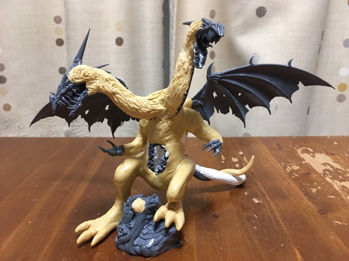 ケイオスドラゴン自作工程下半身成形と腕と尻尾を作って付けてみた右手はマンティコアの尻尾の先端パーツで、Skalokの左手 ケイオスドラゴン自作工程下半身成形と腕と尻尾を作って付けてみた右手はマンティコアの尻尾の先端パーツで、Skalokの左手
