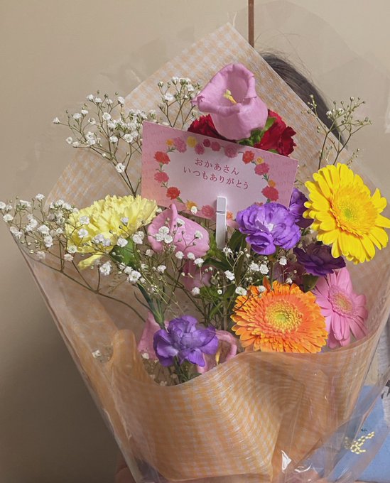母コネさんに日頃の感謝を込めて母の日にお花をプレゼント💕💗💕めっちゃ喜んでくれて、花瓶に飾ってる(((* ॑˘ ॑* ≡ 母コネさんに日頃の感謝を込めて母の日にお花をプレゼント💕💗💕めっちゃ喜んでくれて、花瓶に飾ってる(((* ॑˘ ॑* ≡