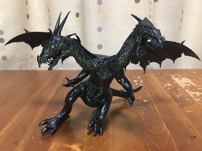 ケイオスドラゴン自作工程サフ吹いてみたが、黒一色になるとカッコよく見えるカラースキームは、メタル製ガルラークっぽい青と赤 ケイオスドラゴン自作工程サフ吹いてみたが、黒一色になるとカッコよく見えるカラースキームは、メタル製ガルラークっぽい青と赤