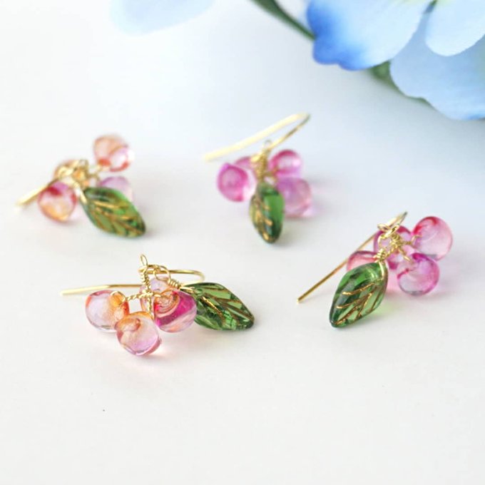 つぶつぶのビーズがかわいい、小ぶりなアクセサリーです(人*´∀`)。*゚+#紫陽花#ティアドロップ#ハンドメイドアクセサ つぶつぶのビーズがかわいい、小ぶりなアクセサリーです(人*´∀`)。*゚+#紫陽花#ティアドロップ#ハンドメイドアクセサ