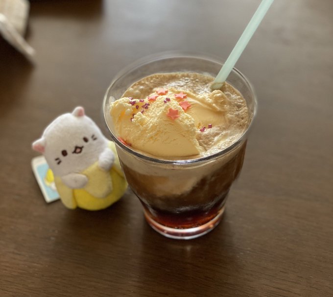 コーラフロート作った☺うちには諸事情によりピンク系の☆とかキラキラトッピングしかないけどむすこたちも喜んでました❤#ばな コーラフロート作った☺うちには諸事情によりピンク系の☆とかキラキラトッピングしかないけどむすこたちも喜んでました❤#ばな