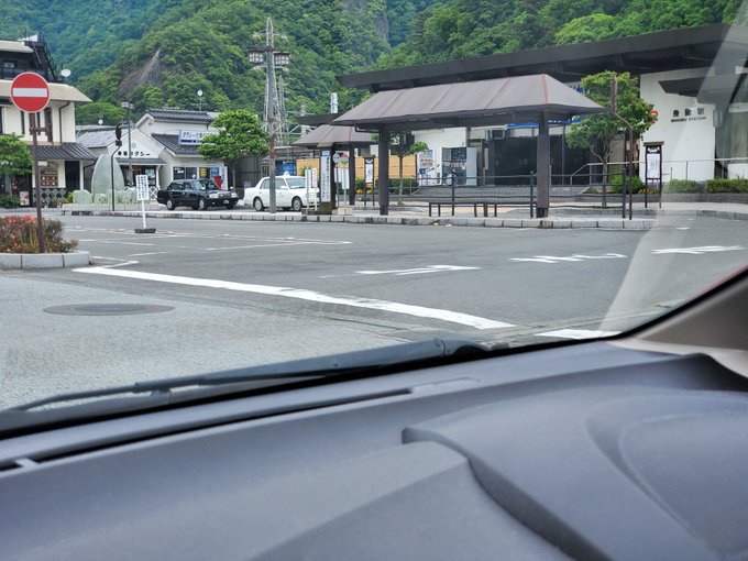 控えめに身延駅🚙乗り場の傘に隠れてますが、ワイドビュー富士川をデカデカとした看板で宣伝しております🚆「ゆるキャン△梨っ子 控えめに身延駅🚙乗り場の傘に隠れてますが、ワイドビュー富士川をデカデカとした看板で宣伝しております🚆「ゆるキャン△梨っ子