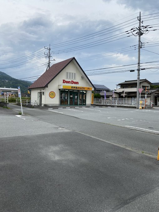 なでしこ「さて問題です。今話題のハッピーグルメ弁当とは?」 #ゆるキャン なでしこ「さて問題です。今話題のハッピーグルメ弁当とは?」 #ゆるキャン