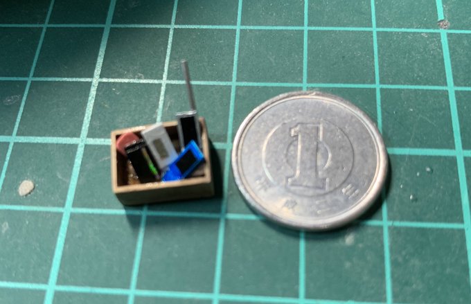 PLAMAXひそねとまそたん先程のガラケーのサイズですが、1円玉と比較するとこんな感じです。1/20サイズと考えると一個 PLAMAXひそねとまそたん先程のガラケーのサイズですが、1円玉と比較するとこんな感じです。1/20サイズと考えると一個