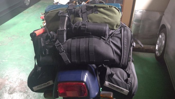 キノの旅的な感じでパースエイダーを積むとどうなるか試してみたら普通にアウトでした…でも空きスペースにいい感じに収まってる キノの旅的な感じでパースエイダーを積むとどうなるか試してみたら普通にアウトでした…でも空きスペースにいい感じに収まってる