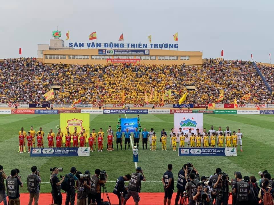 Fotboll med fans? Pågår i Vietnam i detta nu. Duoc Nam Ha Nam Dinh mot Hoang Anh Gia Lai drar in massorna. 