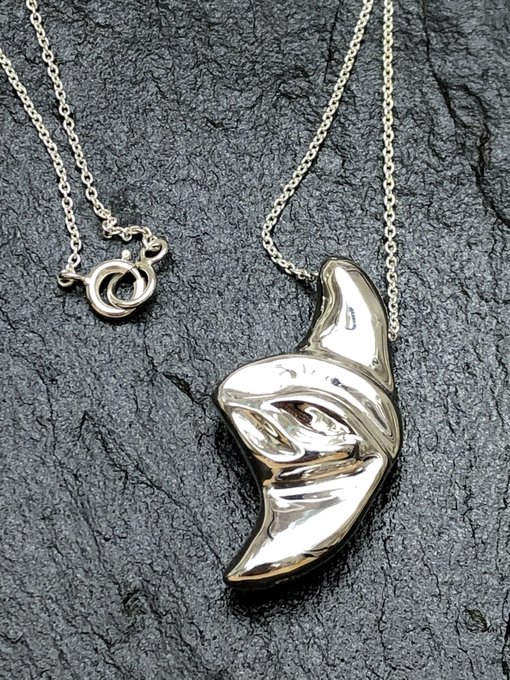 MOON PUPA月のサナギをイメージした作品です金具も全てシルバーになります、925の刻印入り。#シルバーアクセサリー MOON PUPA月のサナギをイメージした作品です金具も全てシルバーになります、925の刻印入り。#シルバーアクセサリー