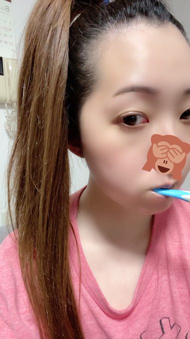 歯磨き中鏡見ながら髪上げてたら後ろから夫が『なんか…なんか見たことある…』って言ってきて、(なんか…?)と思ってたけどそ 歯磨き中鏡見ながら髪上げてたら後ろから夫が『なんか…なんか見たことある…』って言ってきて、(なんか…?)と思ってたけどそ