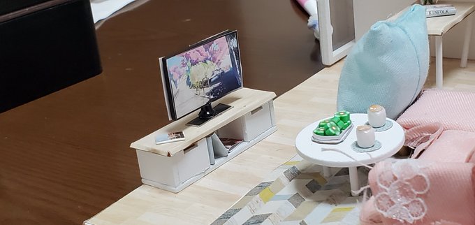 娘の作ってるドールハウス、テレビが秒速5センチメートル…!!!ぼくひとりでめちゃくちゃテンション上がってしまった 娘の作ってるドールハウス、テレビが秒速5センチメートル…!!!ぼくひとりでめちゃくちゃテンション上がってしまった