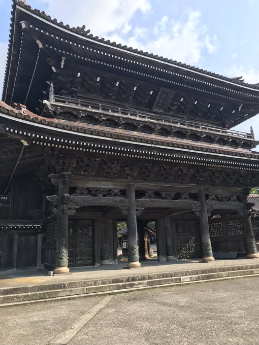 「鶴瓶の家族に乾杯」は、南砺市井波。少ししか滞在できませんでしたが、瑞泉寺は本当か立派でした。サクラクエストに出てきた木 「鶴瓶の家族に乾杯」は、南砺市井波。少ししか滞在できませんでしたが、瑞泉寺は本当か立派でした。サクラクエストに出てきた木