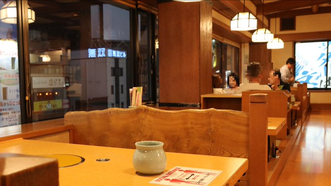 例えばこの写真、店舗HPで店の何階のどの席が聖地なのか確認し、3年間予約取れなかったけど今は予約不要の飛込で実地調査。そ 例えばこの写真、店舗HPで店の何階のどの席が聖地なのか確認し、3年間予約取れなかったけど今は予約不要の飛込で実地調査。そ